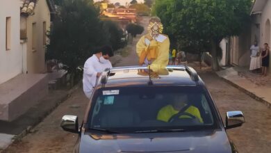 Pe. Ariston conduzindo Jesus no ostensório durante a carreata de Corpus Christi 202020 (PASCOM)/Divulgação